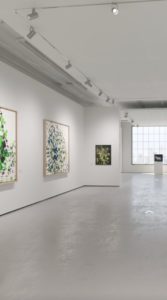 Virtuelle Tour von Galerie in großem hellen Raum mit Gemälden mit bunter Struktur