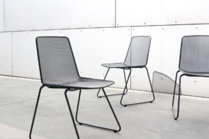 Haley Chairs with base in bent steel tube and seat and backrest in steel mesh in dark colors
