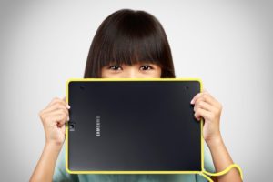 Belt of Galaxy case and strap with clip to fix for wrist in yellow around the arm of a person with Samsung tablet
