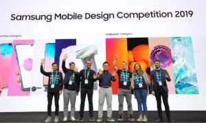 Preisverleihung von Nest of Galaxy mit 7 Personen vor Samsung Hintergrundbildern