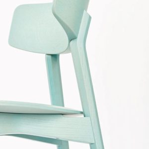 Marlon Solid Wood Chair Stuhl mit breiter Rückenlehne in moderner dynamischer Form aus Holz mit hellblauer Lackierung