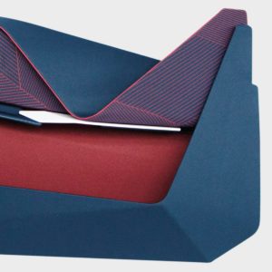 Car Interior Concept Türverkleidung in moderner geometrisch gefalteter Form mit Armlehne und Stauraum mit blau und rot strukturiertem Stoff überzogen
