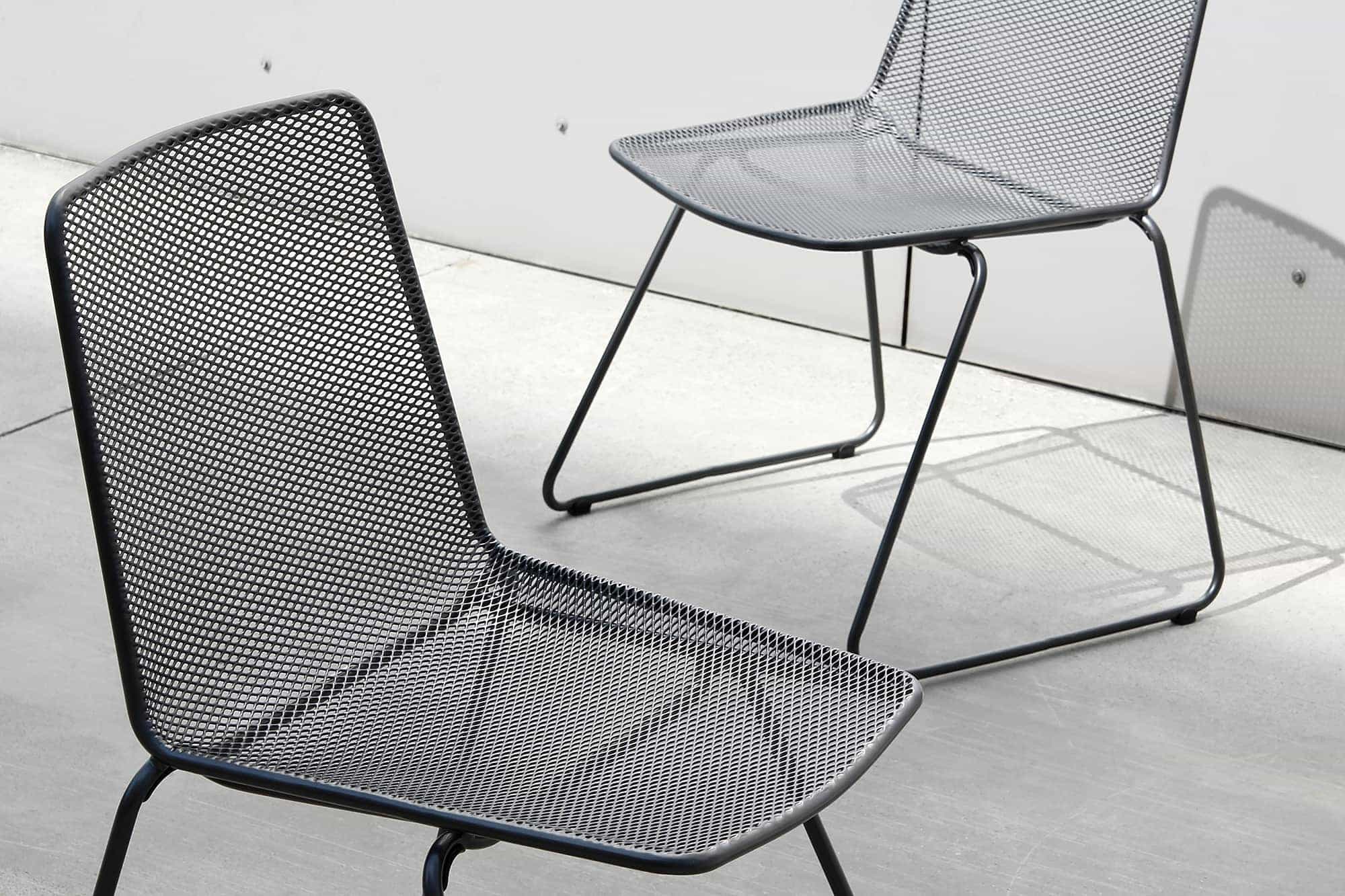 Haley Chairs with base in bent steel tube and seat and backrest in steel mesh in dark colors